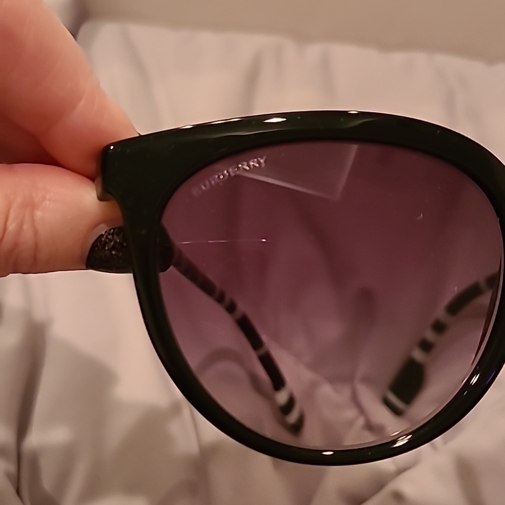 Burberry Black and White lightweight Sunglasses brand new in the box - Picture 5 of 15